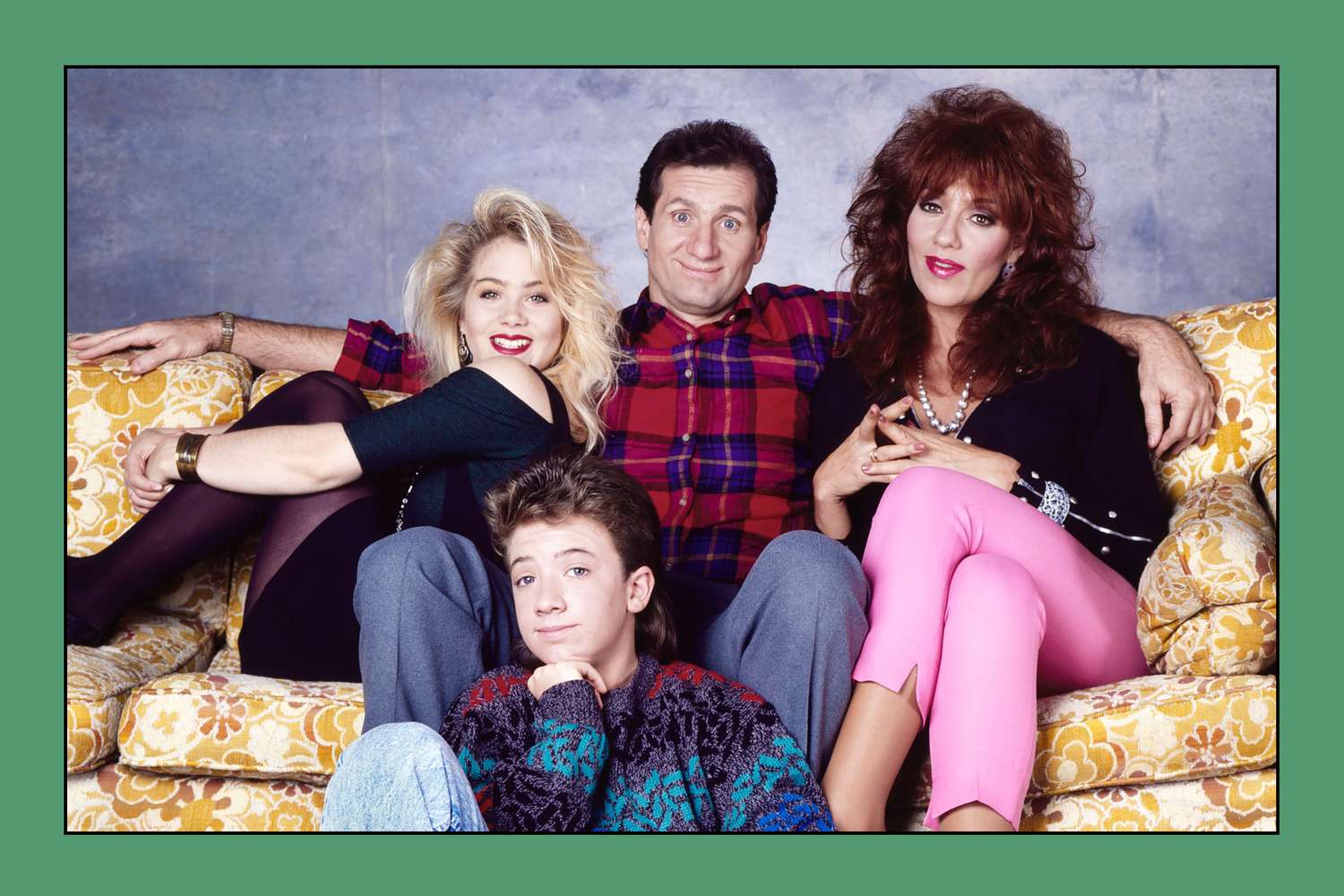 married-with-children-cast-on-couch
